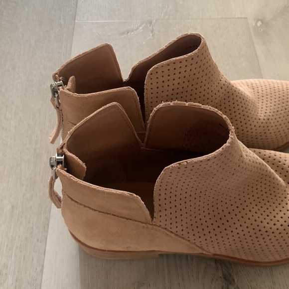 Dolce Vita laser cut booties back zipper size 8.5 camel tan suede leather - Picture 3 of 12